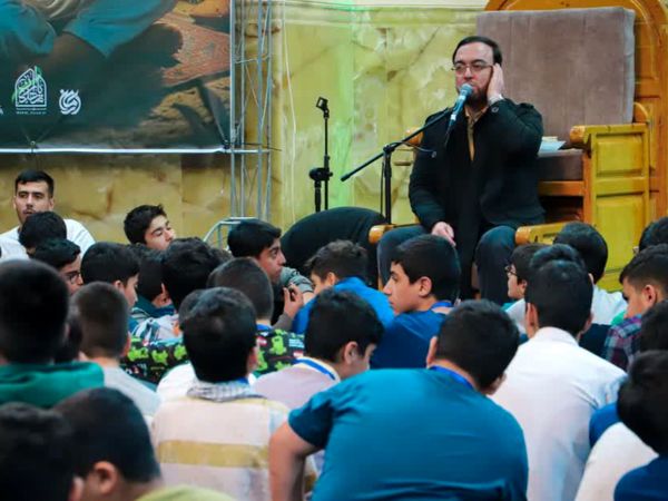 جلوه‌ای از اعتکاف دانش‌آموزی در مسجد امام علی‌بن‌ابی‌طالب (ع)