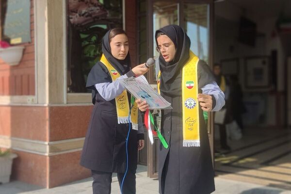  آیین وطن‌یار در مدرسه فرزانگان1 اسلامشهر باحضور خانواده شهید شاکری 