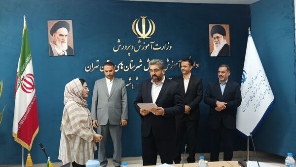 تجلیل از رتبه آوران برتر کنکور 1404در سالن جلسات اداره آموزش وپرورش شهرستان قدس