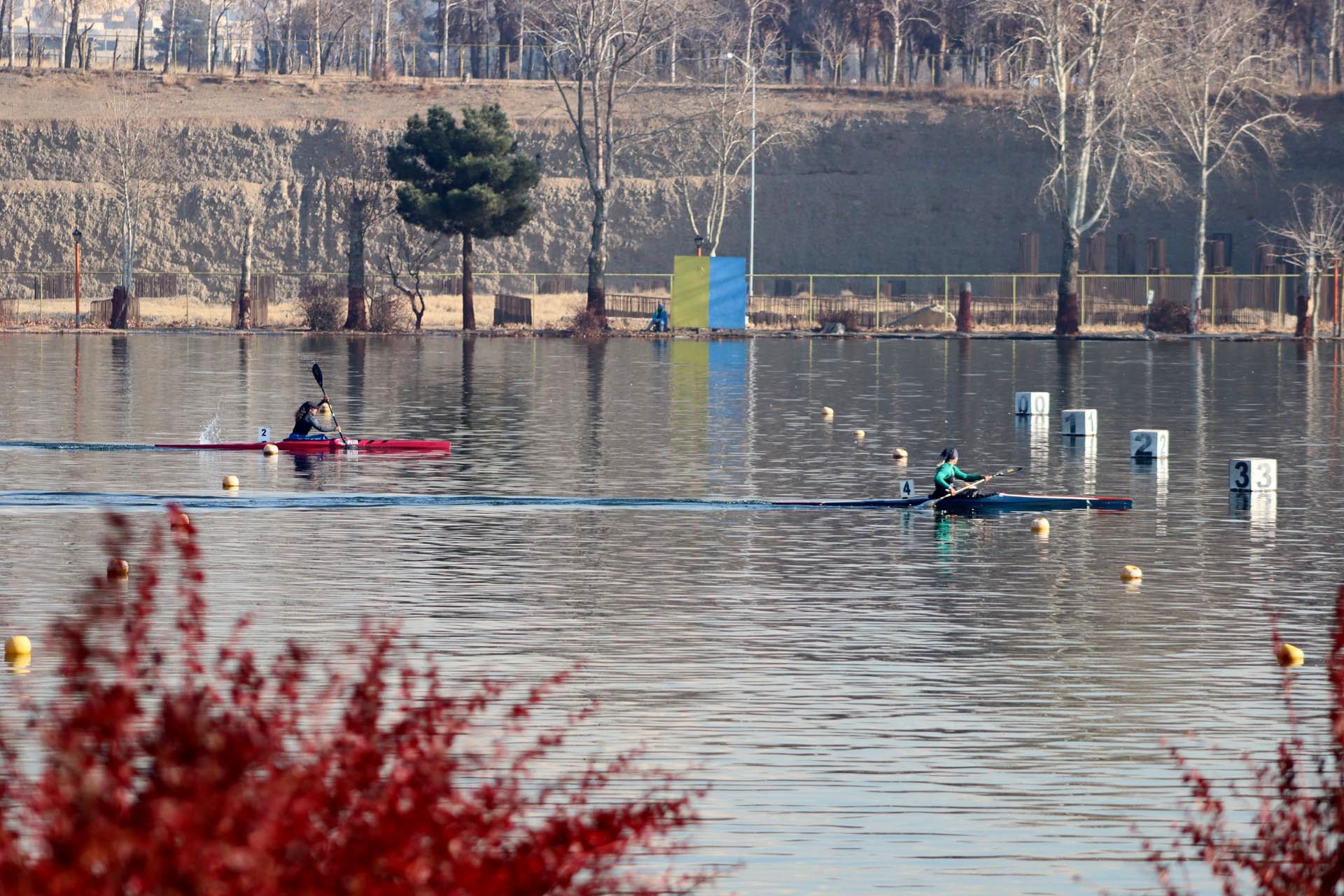 رقابت قایقرانان پنج تیم در لیگ آب‌های آرام/ استقلالی‌ها هم به آب زدند