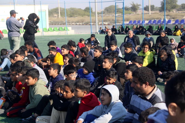 پیاده‌روی خانوادگی در روستای هلیله شهرستان بوشهر 