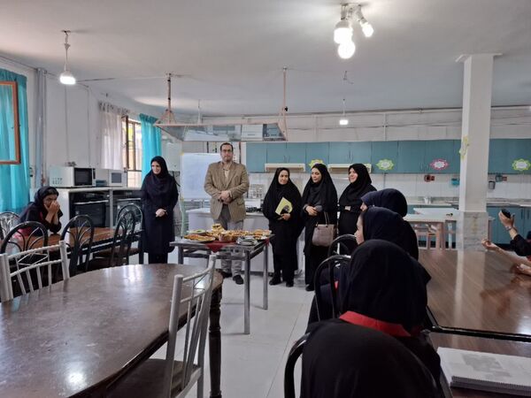 نمایشگاه دستاوردهای خلاقانه در هنرستان دخترانه دکتر مولوی