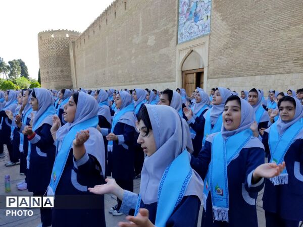 اجرای سرود همگانی دانش‌آموزان در روز شیراز