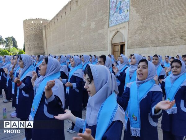 اجرای سرود همگانی دانش‌آموزان در روز شیراز