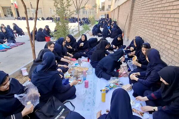 صبحی سالم در دبیرستان دخترانه فرهنگ قرچک