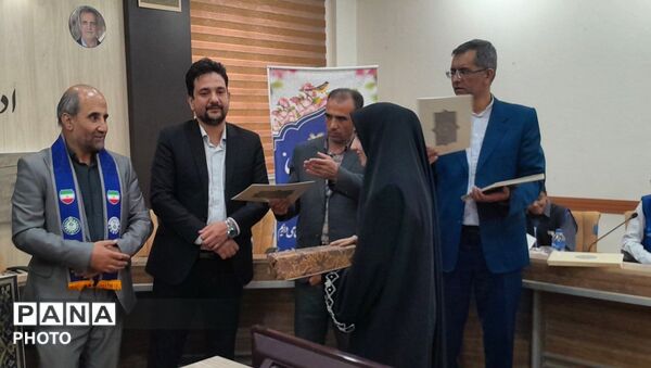 نشست صمیمی مدیر کل آموزش و پرورش استان همدان با دانش آموزان خبرگزاری پانا