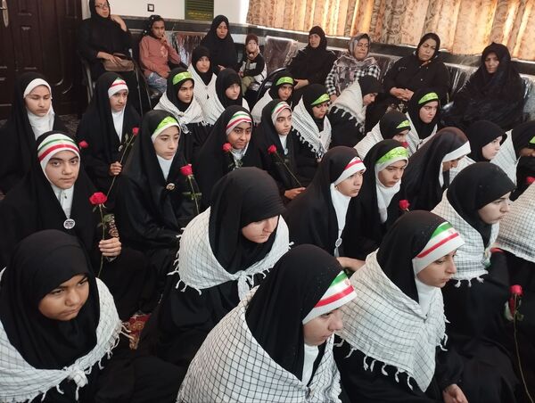 آخرین وداع دانش‌آموزان تبریزی با شهدای گمنام 