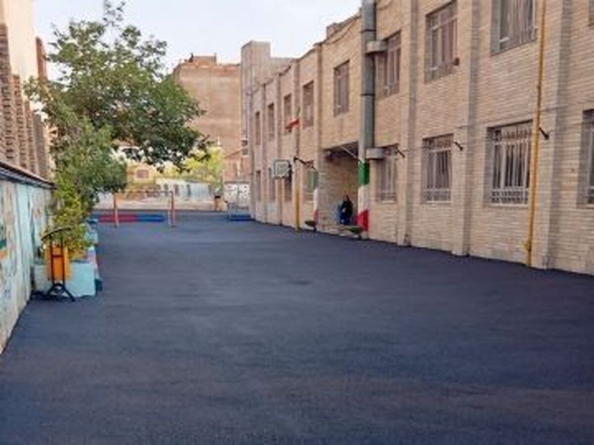هنرستانی که به همت مدیر و مشارکت شهرداری، آسفالت‌ریزی شد