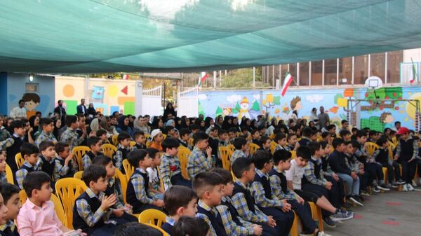 جشن شکوفه‌ها در دبستان منوچهر رزاقی ناحیه۳ مشهد