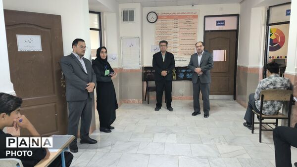 نظارت میدانی مدیر آموزش و پرورش مه‌ولات بر روند برگزاری آزمون‌های نهایی