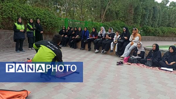 آموزش میدانی چادر زنی و حمل مصدوم برای شهروندان در پارک صادقیه مشهد  