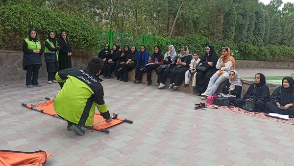 آموزش میدانی چادر زنی و حمل مصدوم برای شهروندان در پارک صادقیه مشهد  