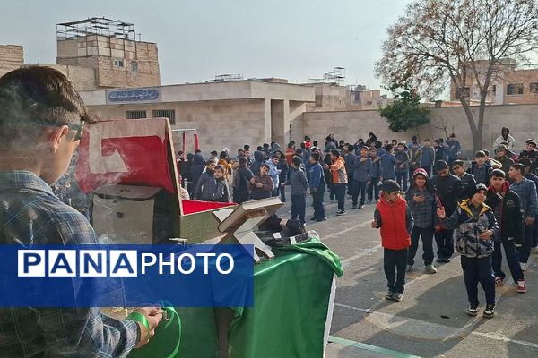 تجدید عهد دانش آموزان مدرسه ایمان ورامین با امام حسین (ع) 