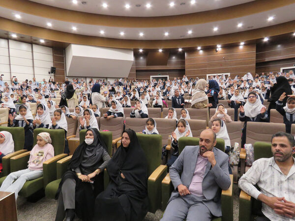 اجتماع 700 نفری پدران و دختران دانش آموز مدرسه علامه طباطبایی منطقه پردیس به مناسبت روز دختر