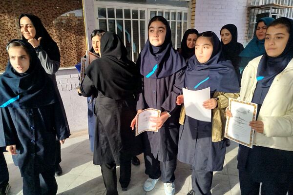 تجلیل از دانش آموزان ممتاز دبیرستان عطیه 