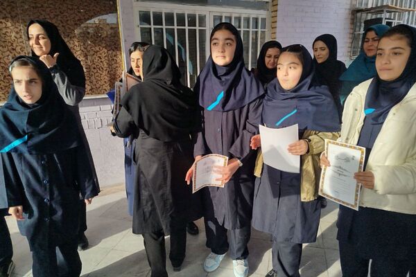 تجلیل از دانش آموزان ممتاز دبیرستان عطیه 