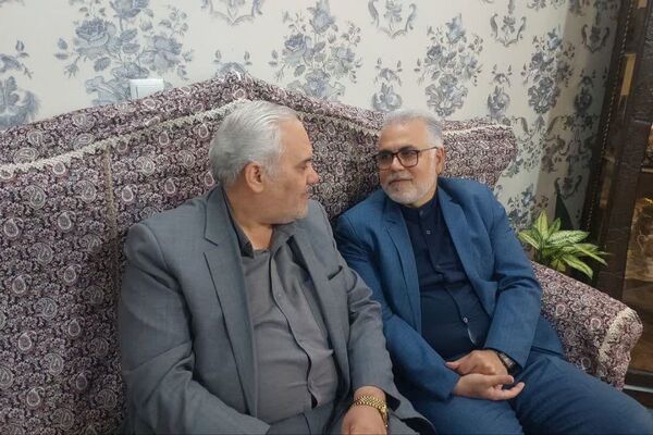 دیدار فرماندار فیروزکوه با خانواده‌های شهدا