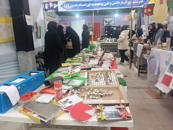 بازدید دانش آموزان هنرستان شهیدشهیدی از نمایشگاه پژوهش و فناوری در خلیل آباد 