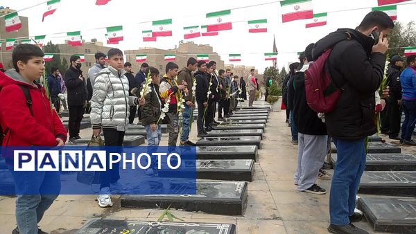 مراسم عطرافشانی مزار شهدا با حضور پرشکوه نوجوانان دهه نودی