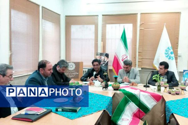 پرتو فجر در کتابخانه پانزده خرداد درخشید؛ عصر شعر انقلاب با حضور شاعران و فرهیختگان