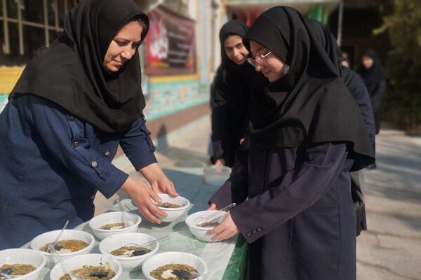 آیین فاطمیه با پخت آش نذری و مراسم عزاداری در دبیرستان شاهد صدیقه طاهره(س) اسلامشهر