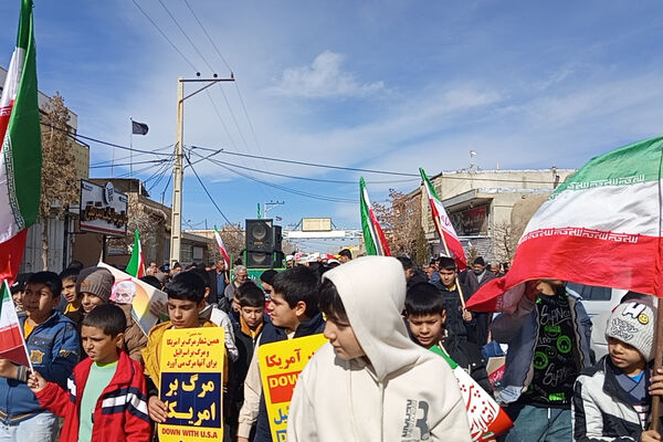 حضور پرشور دانش‌آموزان شهر بهمن در راهپیمایی ۲۲ بهمن ماه