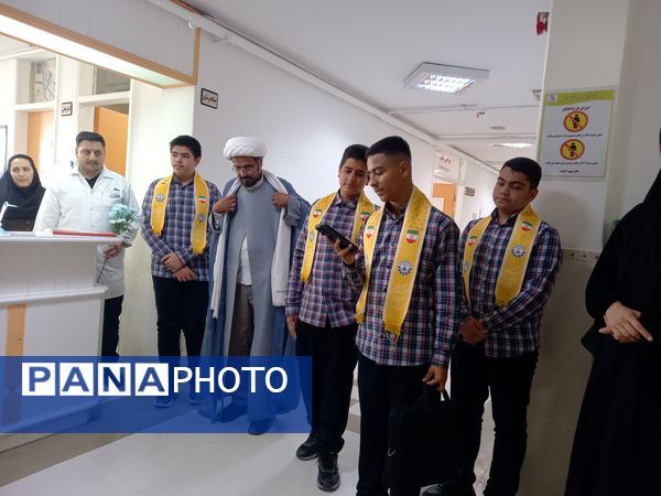 قدردانی پیشتازان دبیرستان باقریه از فرشتگان سفیدپوش در بیمارستان موسی بن جعفر(ع)