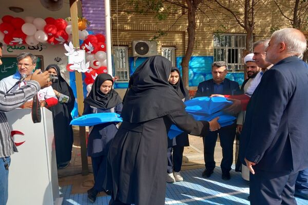 زنگ صلح  و دوستی در دومین روز از سال تحصیلی در مدرسه شاهد ائمه اطهار پاکدشت نواخته شد 