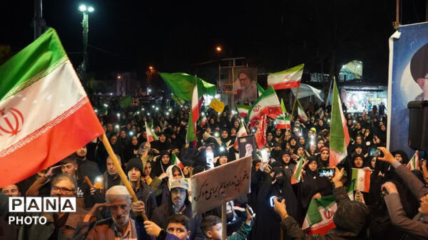 سی شب فراق، مردم غیرتمند و دلاور کوهدشت زیر بارش شدید باران دست از خیابان نکشیدند