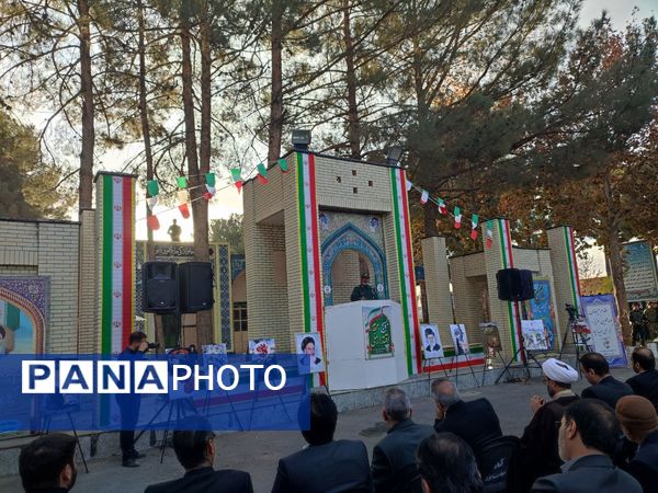 غبارروبی و عطرافشانی گلزار مطهر شهدا در نیشابور 