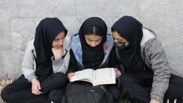 برگزاری جلسات انس با قرآن در دبیرستان دخترانه معلم 