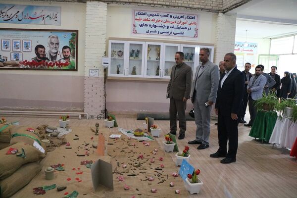 تجلیل مدیرکل آموزش و پرورش آذربایجان غربی از دانش‌آموز سخنران در نشست با رئیس جمهور