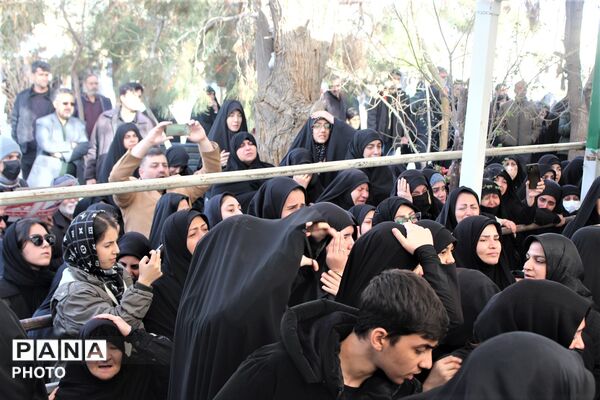 آیین خاکسپاری کودک شهید سه ساله جنگ رمضان در قم