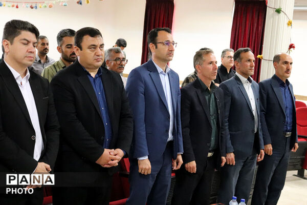 تقدیر از منتخبین حوزه ابتدایی توسط مدیر کل آموزش پرورش 