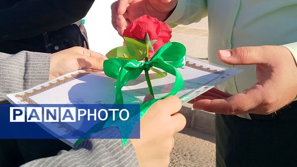 گرامیداشت هفته نیرو انتظامی در دبیرستان گوهرشاد