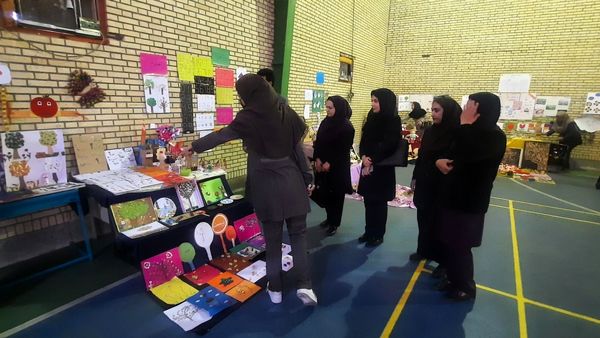 بازدید مدیر آموزش و ‌پرورش حاجی‌آباد از نمایشگاه خلاقیت‌های دانش‌آموزی دبستان استقلال  