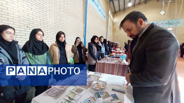 بازارچه دانش‌آموزی در دبیرستان فرزانگان ایلام