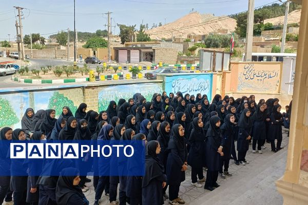 عطر حرم رضوی در دهه کرامت؛ پرچم متبرک امام رضا (ع) در مدرسه سمیه و شاهد فرهنگ