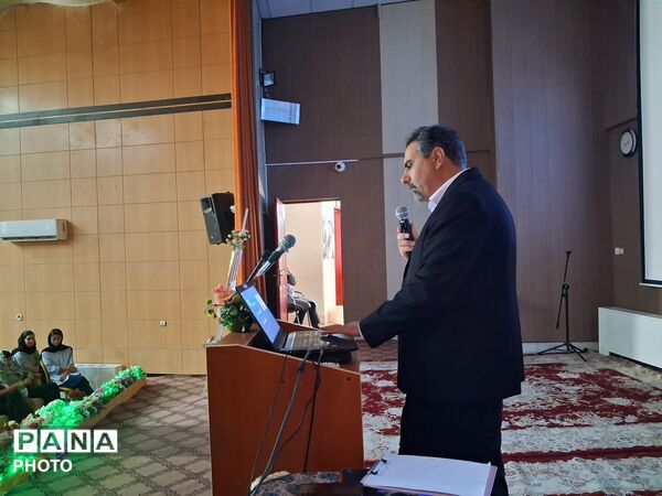همایش مشاوره انگیزشی و آمادگی برای آزمون های مدارس برتر ویژه دانش آموزان پایه هشتم و نهم دبیرستان وکیلی۱۰