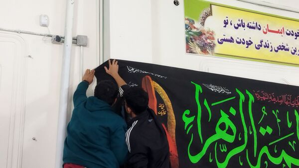 آماده‌سازی نمازخانه دبیرستان شاهد برای استقبال از شهید گمنام
