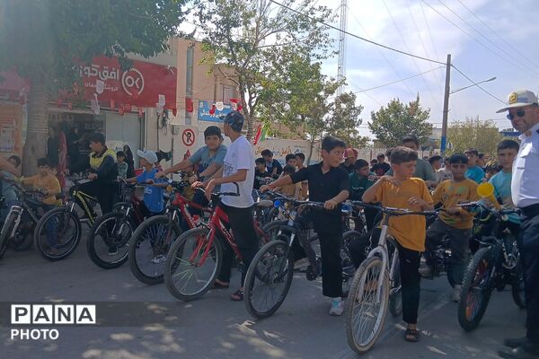 رکاب‌زنی دوچرخه سواران همزمان با گرامیداشت هفته نیروی انتظامی و روز جهانی کودک
