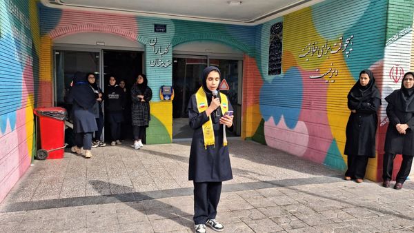 آغاز جشن‌های انقلابی مدرسه توسط پیشتازان 