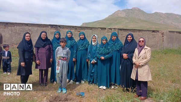 کاشت نهال ایثار در دبستان روستای الک؛ گرامیداشت یاد شهدای رمضان در هفته سلامت