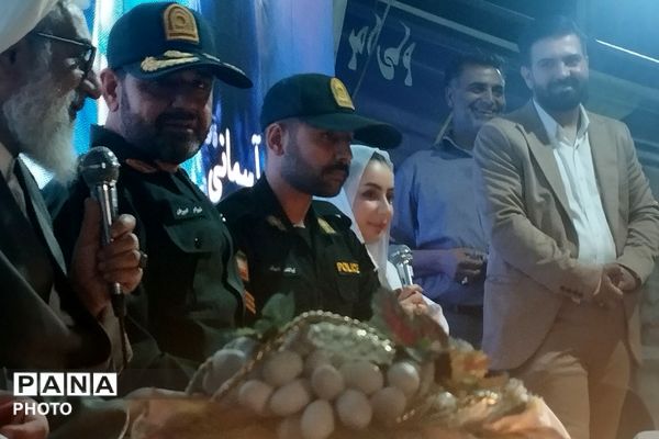 عقد دو زوج ورامینی در میدان امام خمینی ورامین در سالروز ازدواج حضرت علی(ع) و حضرت فاطمه (س)