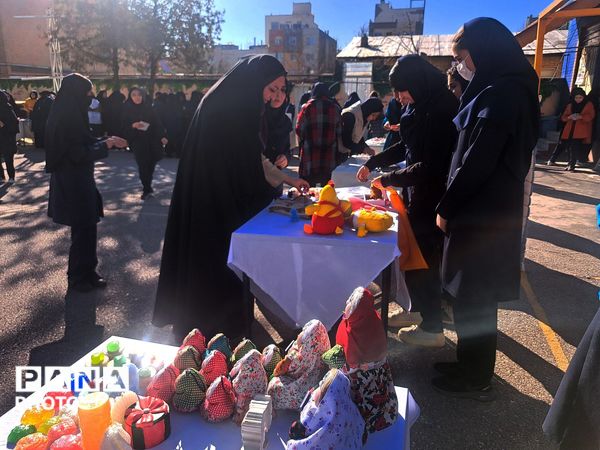 بازارچه دانش‌آموزی در دبیرستان علی افشارنژاد