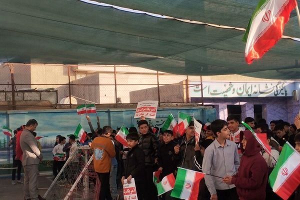 جشن آغاز دهه فجر در دبیرستان شهید احمدی روشن 