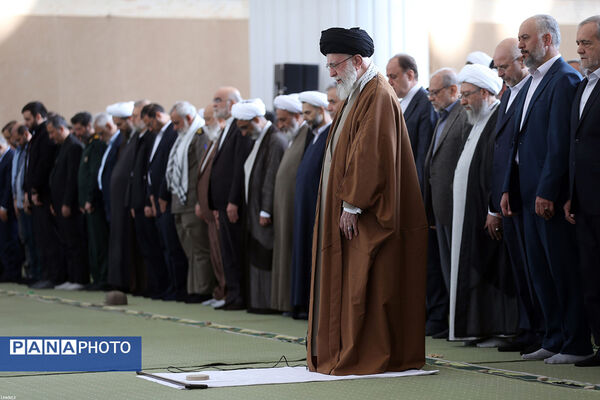 اقامه نماز عید فطر به امامت مقام معظم رهبری