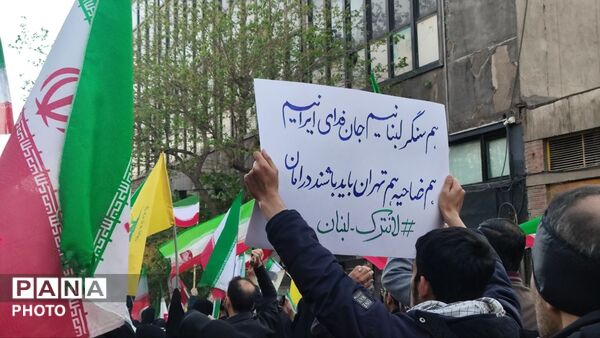 مردم تهران به احترام چهلمین روز از شهادت رهبر شهید ایستادند