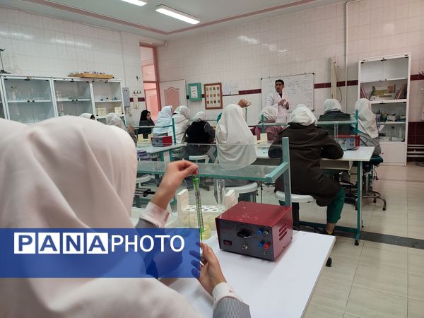 بازدید دانش‌آموزان مدرسه شکوفه‌های انقلاب از پژوهش‌سرای رازی