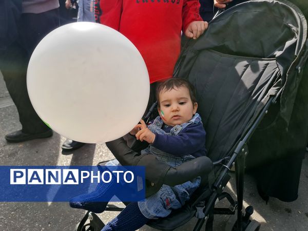 جلوه‌ای از وحدت و همدلی در راهپیمایی ۲۲ بهمن